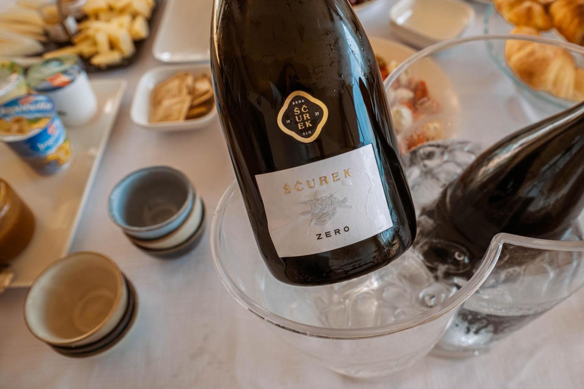 Posestvo Scurek Wine Panzió Dobrovo Kültér fotó